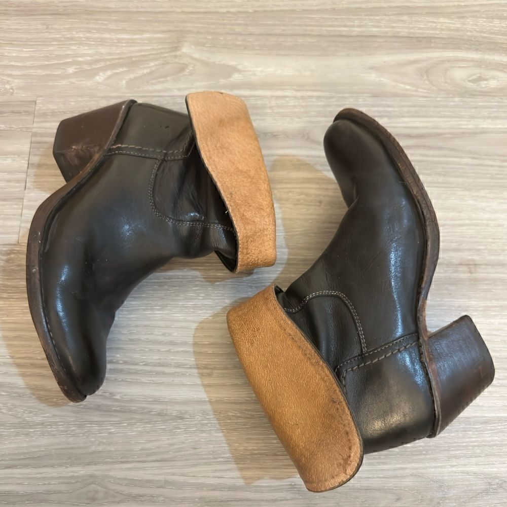 Frye size 7 1/2 - Picture 3 of 16